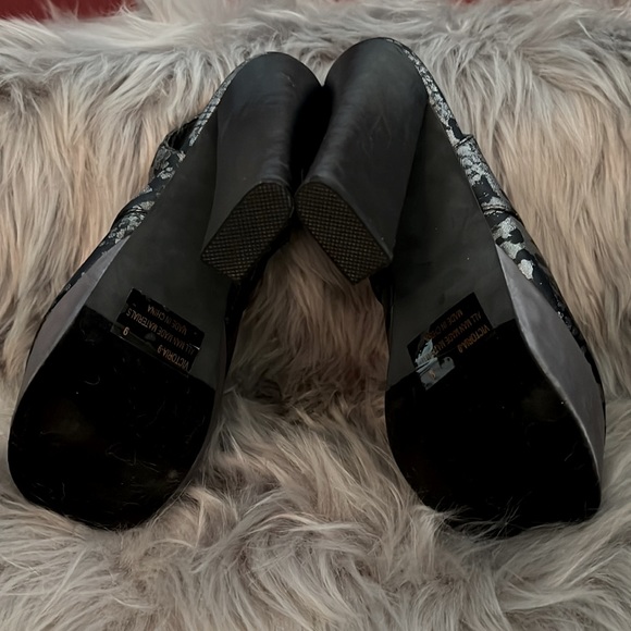 Kayleen Black & Silver snake print Victoria Heels w/ Shiny Platform Y2K size 9 - Picture 4 of 16